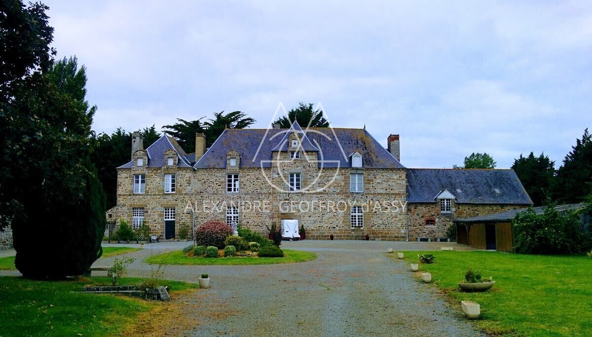 CHATEAU XVII ème AVEC CAMPINC PROCHE DE SAINT MALO
