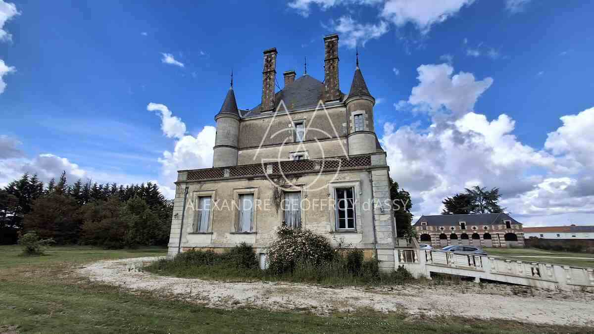 Château XIX eme ideal pour hôtel restaurant clos de murs.