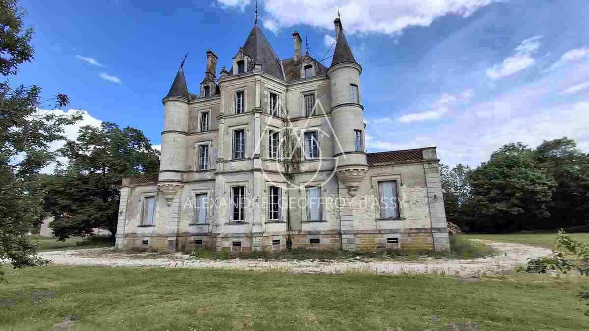 Château XIX eme ideal pour hôtel restaurant clos de murs.