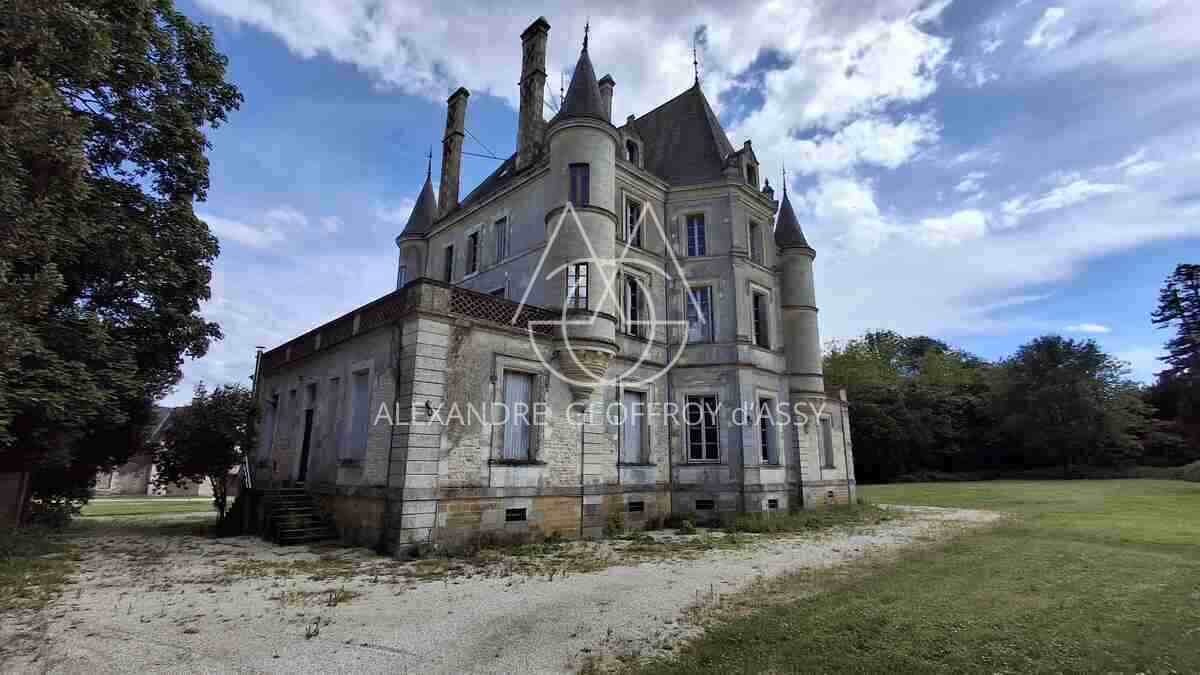 Château XIX eme ideal pour hôtel restaurant clos de murs.
