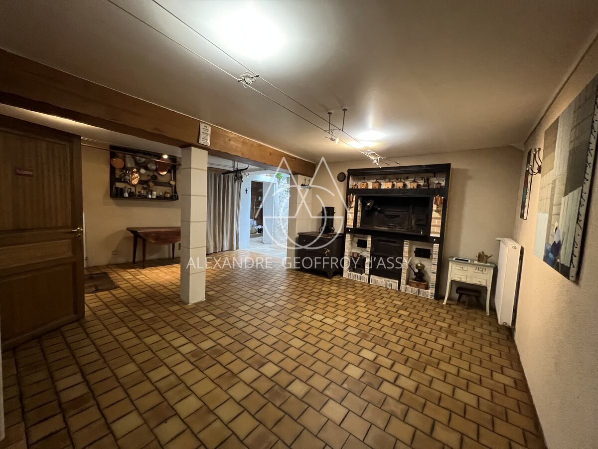 Maison XIX ème en tuffeaux quartier cathédrale Tours 240 M2