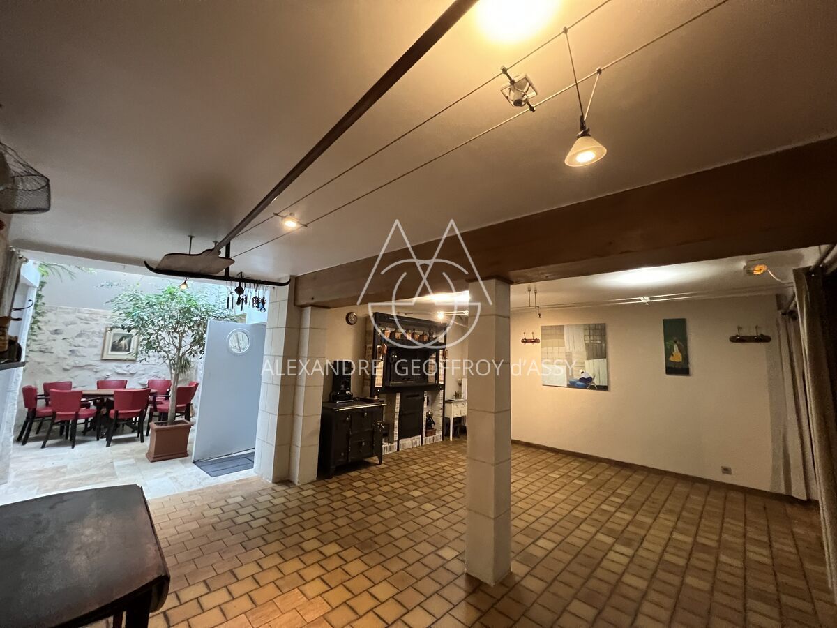 Maison XIX ème en tuffeaux quartier cathédrale Tours 240 M2