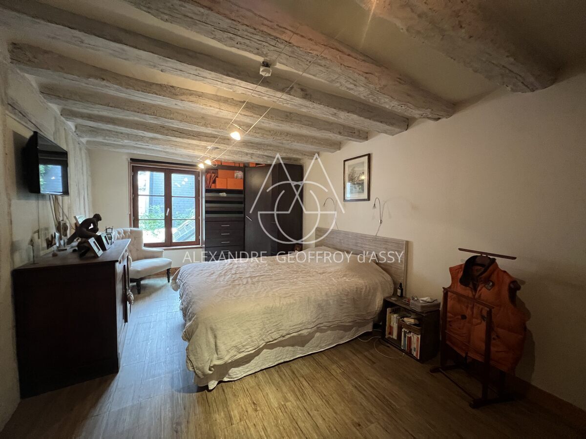 Maison XIX ème en tuffeaux quartier cathédrale Tours 240 M2