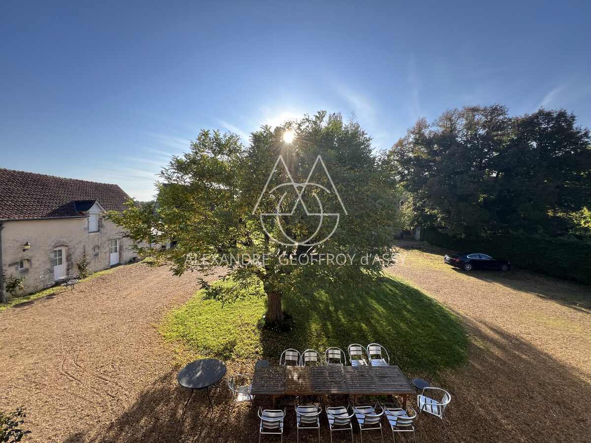 AUTHENTIQUE MANOIR DU XV et XVIIIème à 15 min de TOURS avec 90 hectares d'un seul tenant.