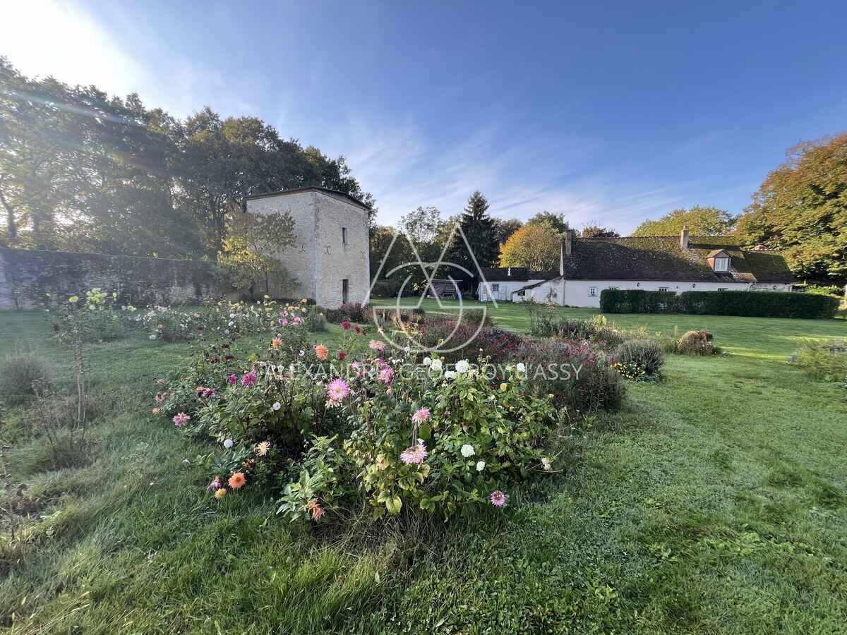AUTHENTIQUE MANOIR DU XV et XVIIIème à 15 min de TOURS avec 90 hectares d'un seul tenant.