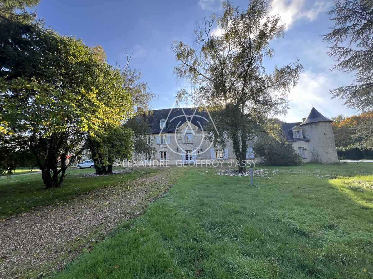 AUTHENTIQUE MANOIR DU XV et XVIIIème à 15 min de TOURS avec 90 hectares d'un seul tenant.