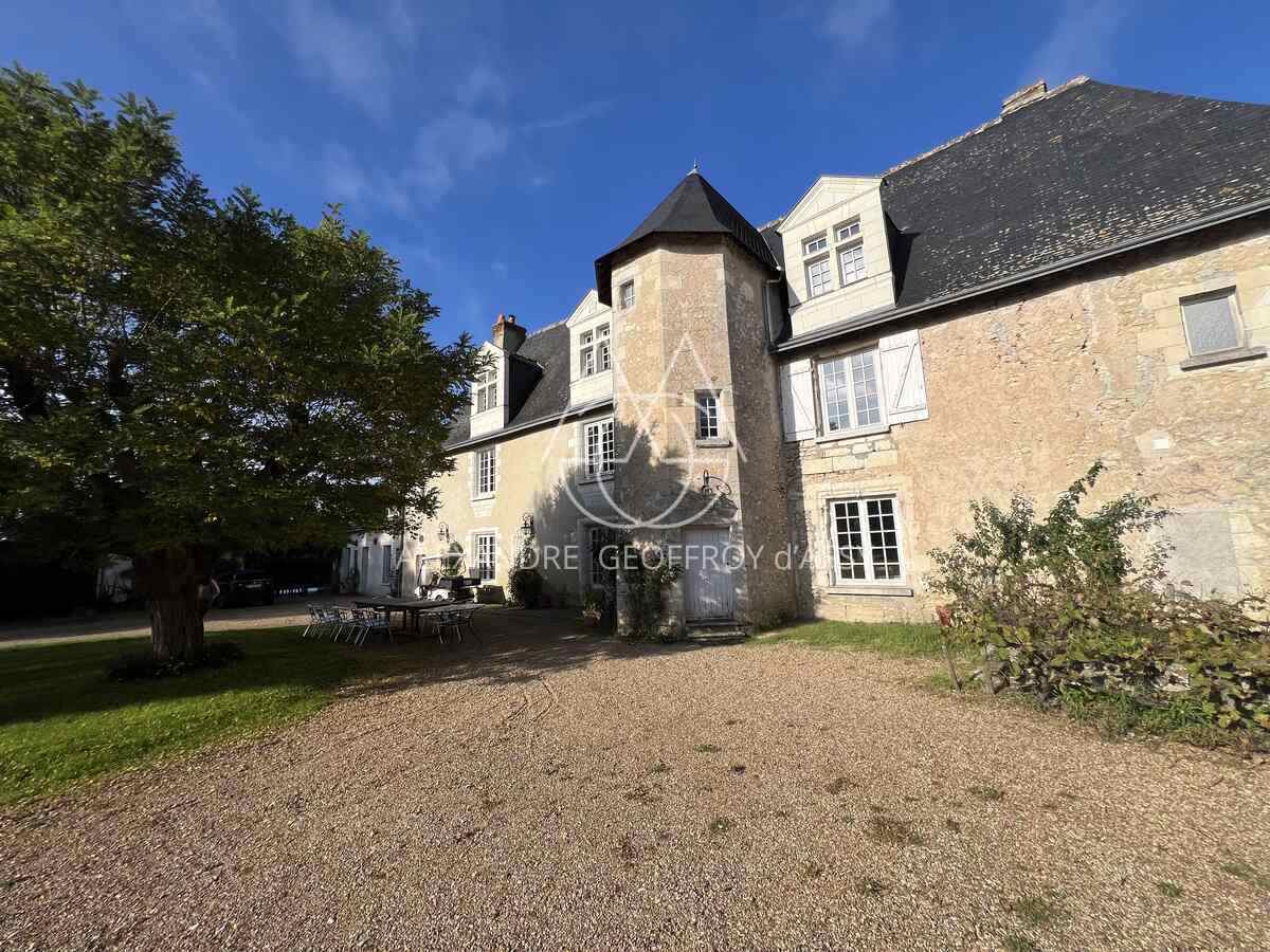 AUTHENTIQUE MANOIR DU XV et XVIIIème à 15 min de TOURS avec 90 hectares d'un seul tenant.
