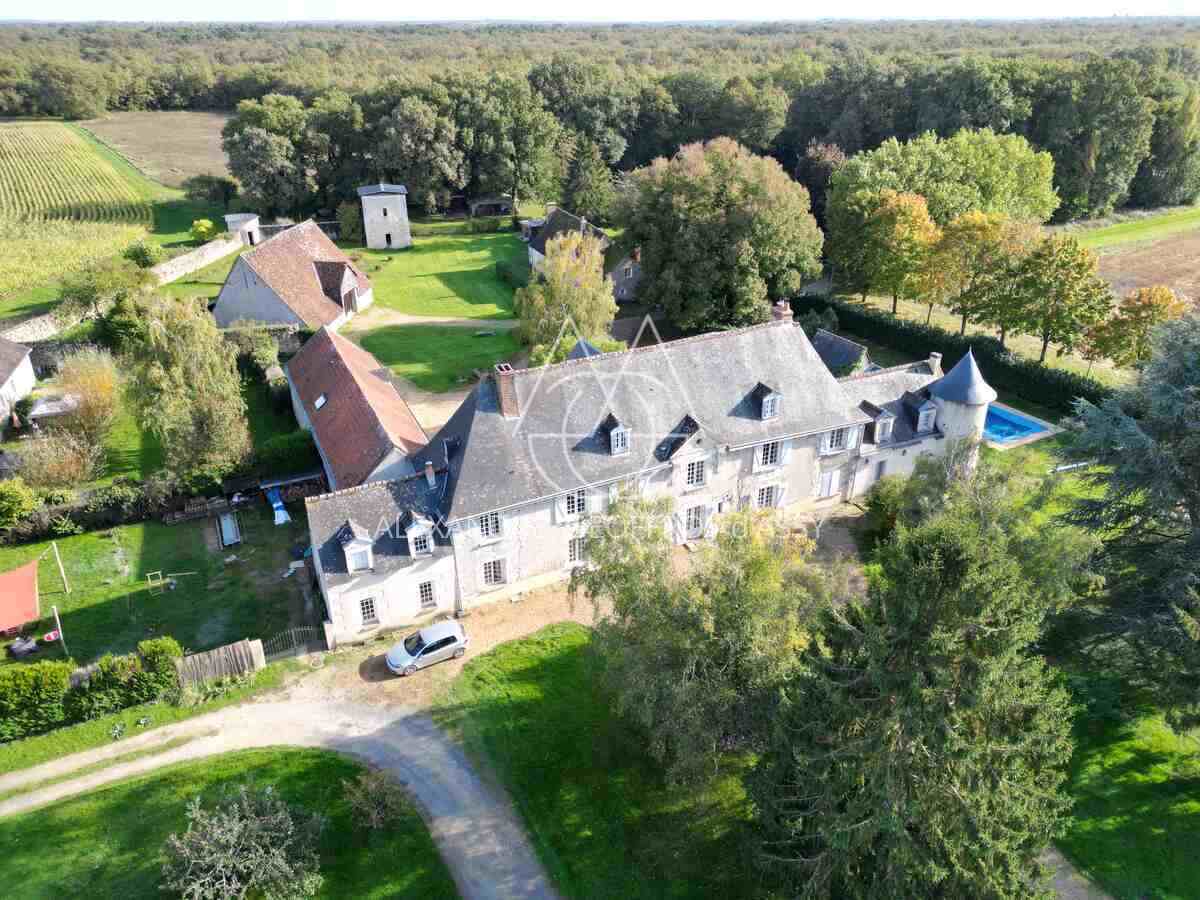 AUTHENTIQUE MANOIR DU XV et XVIIIème à 15 min de TOURS avec 90 hectares d'un seul tenant.