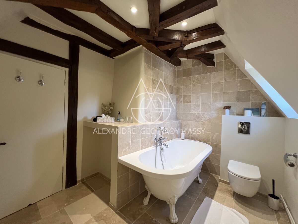 AUTHENTIQUE MANOIR DU XV et XVIIIème à 15 minutes de TOURS avec 90 hectares d'un seul tenant