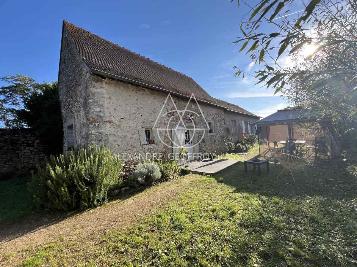 AUTHENTIQUE MANOIR DU XV et XVIIIème à 15 minutes de TOURS avec 90 hectares d'un seul tenant