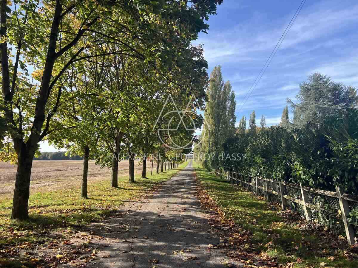 AUTHENTIQUE MANOIR DU XV et XVIIIème à 15 minutes de TOURS avec 90 hectares d'un seul tenant