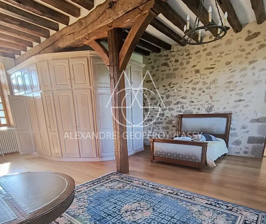 Château du XVII eme situe à 25 min de Limoges sur a magnifique plan d'eau et un parc de 27ha