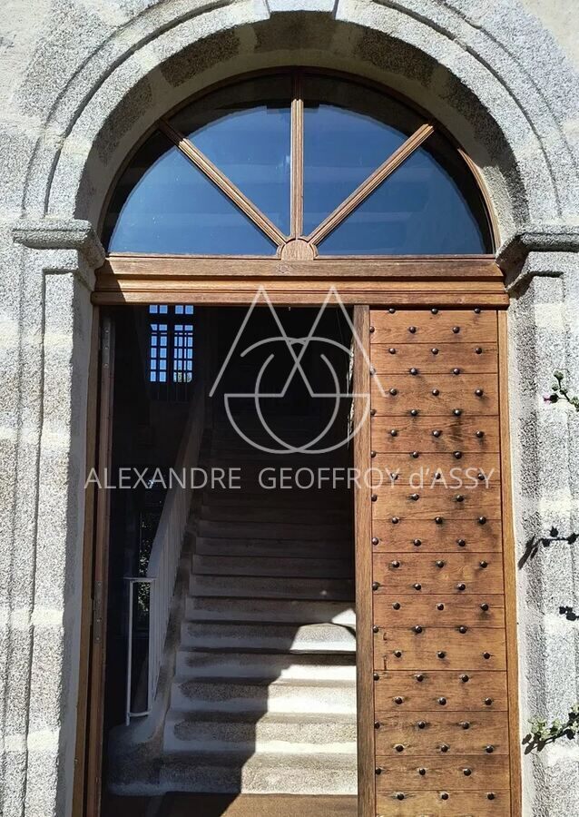 Château du XVII eme situe à 25 min de Limoges sur a magnifique plan d'eau et un parc de 27ha