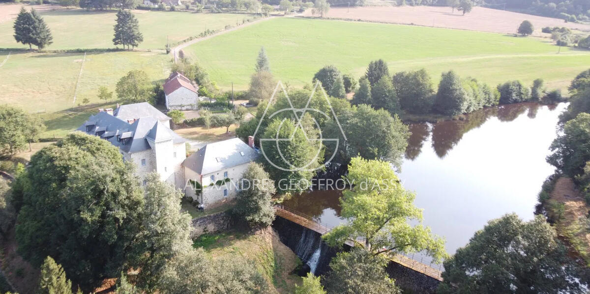 Château du XVII eme situe à 25 min de Limoges sur a magnifique plan d'eau et un parc de 27ha