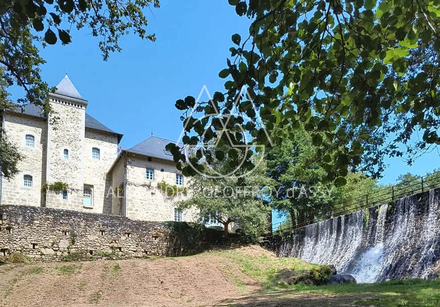 Château du XVII eme situe à 25 min de Limoges sur a magnifique plan d'eau et un parc de 27ha