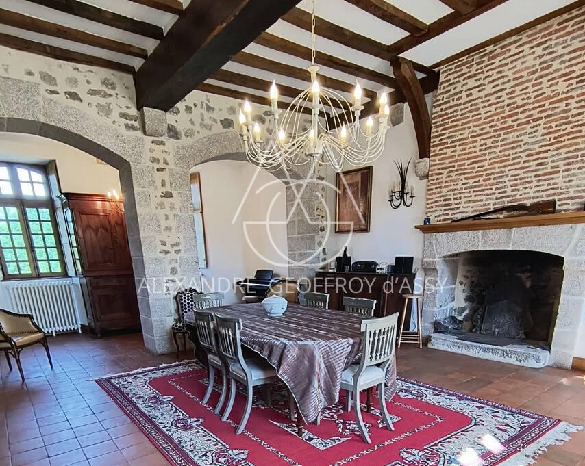 Château du XVII eme situe à 25 min de Limoges sur a magnifique plan d'eau et un parc de 27ha