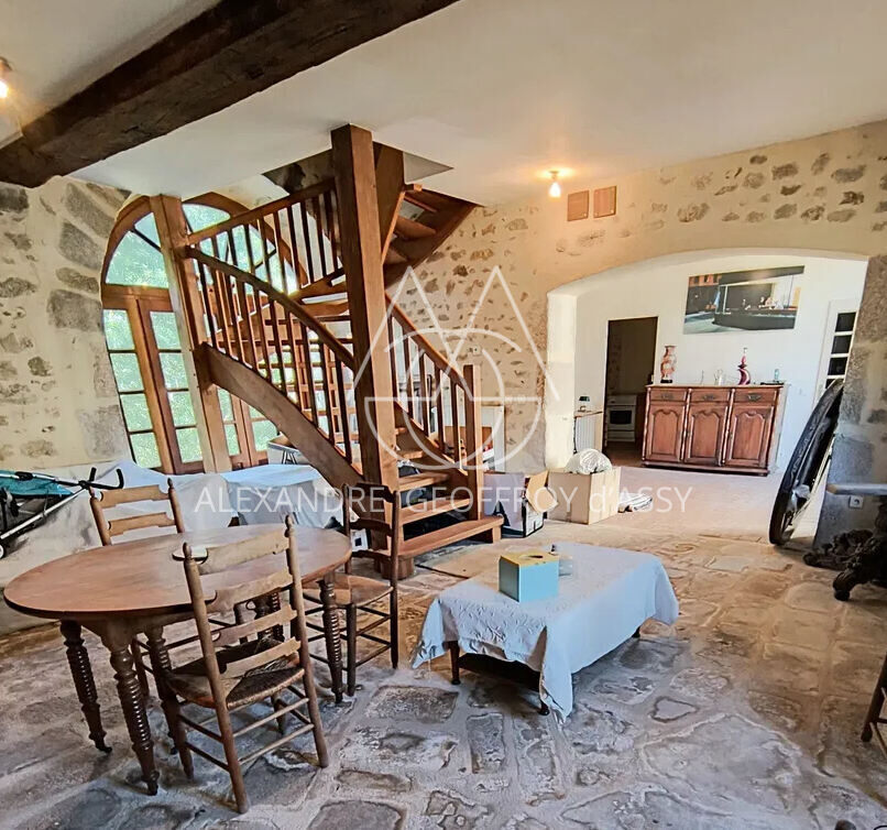 Château du XVII eme situe à 25 min de Limoges sur a magnifique plan d'eau et un parc de 27ha