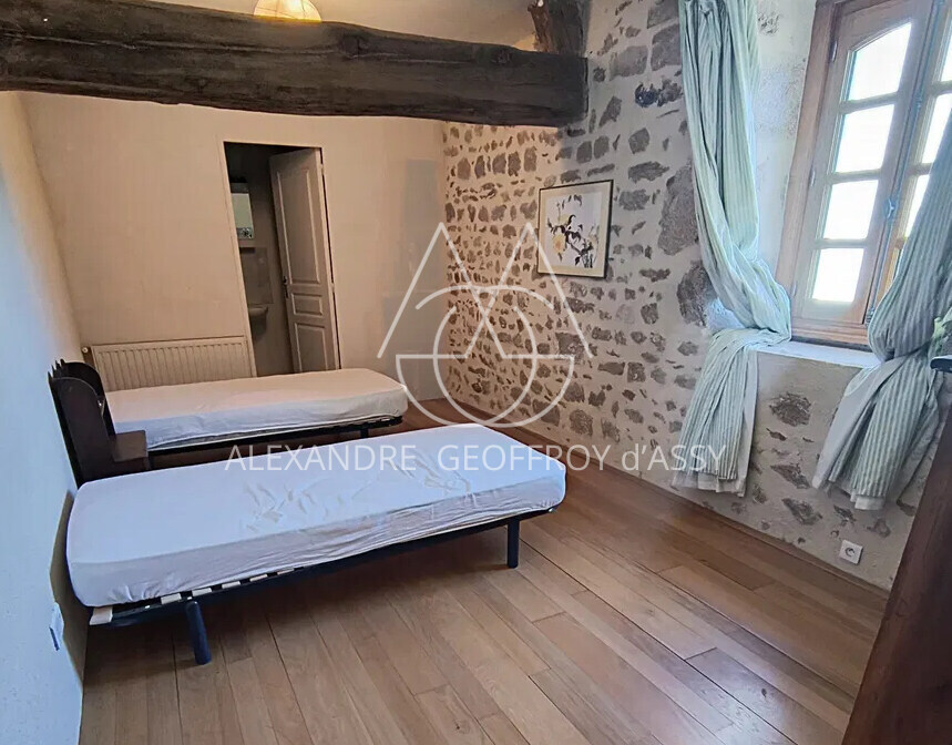 Château du XVII eme situe à 25 min de Limoges sur a magnifique plan d'eau et un parc de 27ha