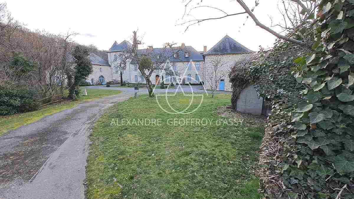 Château du XVII eme situe à 25 min de Limoges sur a magnifique plan d'eau et un parc de 27ha