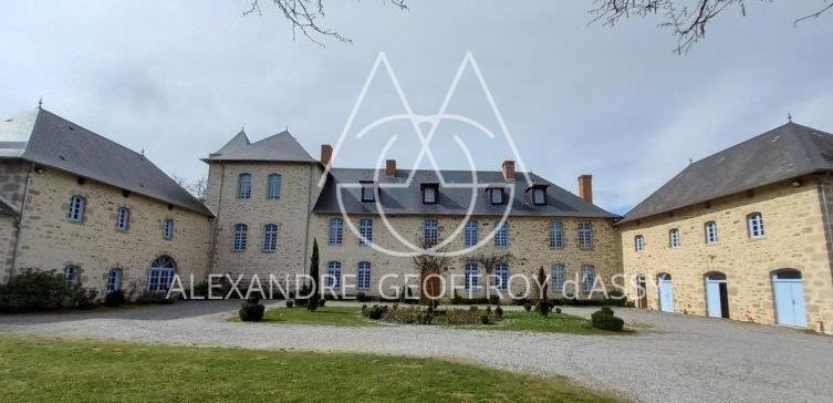 Château du XVII eme situe à 25 min de Limoges sur a magnifique plan d'eau et un parc de 27ha