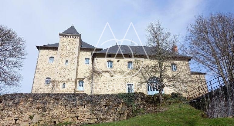 Château du XVII eme situe à 25 min de Limoges sur a magnifique plan d'eau et un parc de 27ha