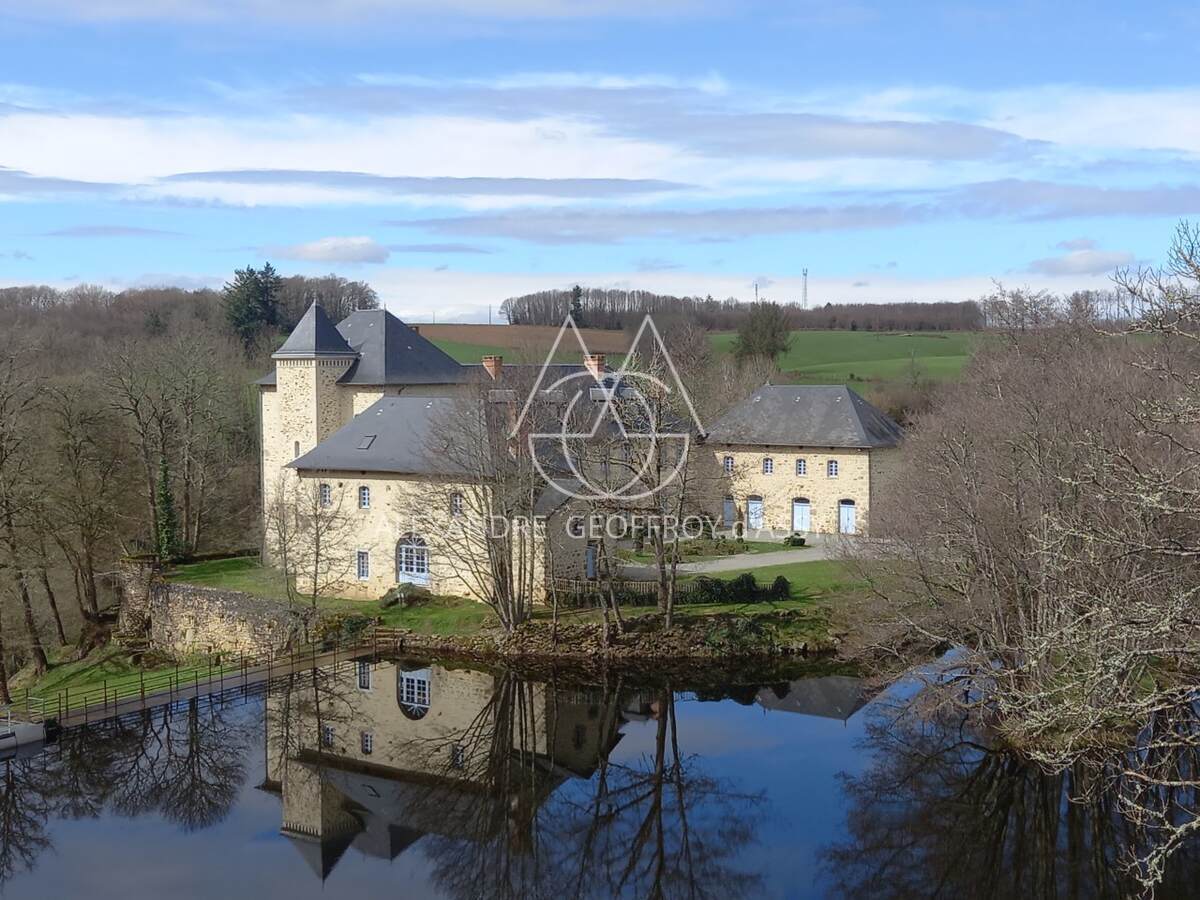 Château du XVII eme situe à 25 min de Limoges sur a magnifique plan d'eau et un parc de 27ha