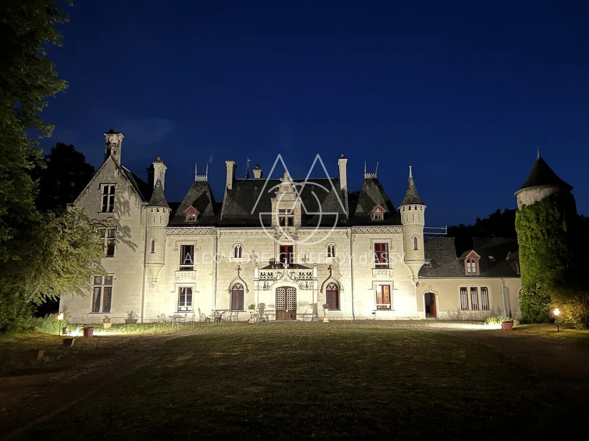 SUBLIME CHÂTEAU DU XV / XVIII ET XIX ème restauré dans un parc bucolique entouré de douves