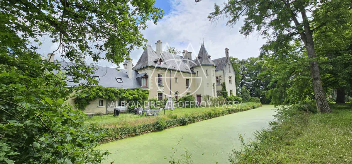 SUBLIME CHÂTEAU DU XV / XVIII ET XIX ème restauré dans un parc bucolique entouré de douves