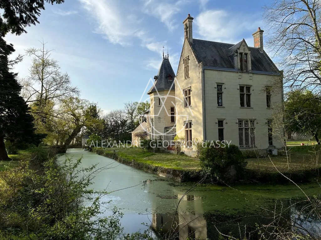 SUBLIME CHÂTEAU DU XV / XVIII ET XIX ème restauré dans un parc bucolique entouré de douves