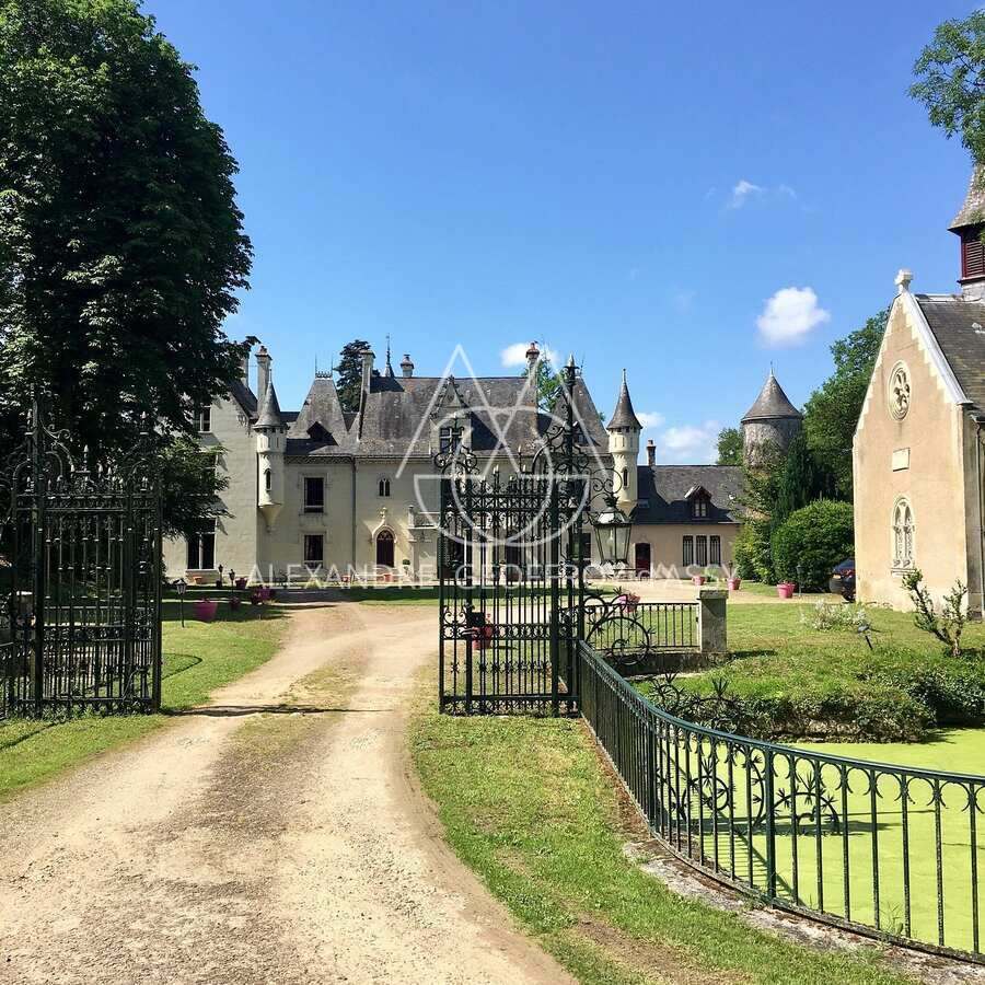 SUBLIME CHÂTEAU DU XV / XVIII ET XIX ème restauré dans un parc bucolique entouré de douves
