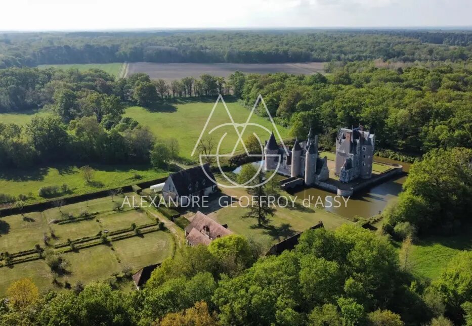 Vente d'un magnifique château du 15eme (ISMH) en sologne sur 40ha. 