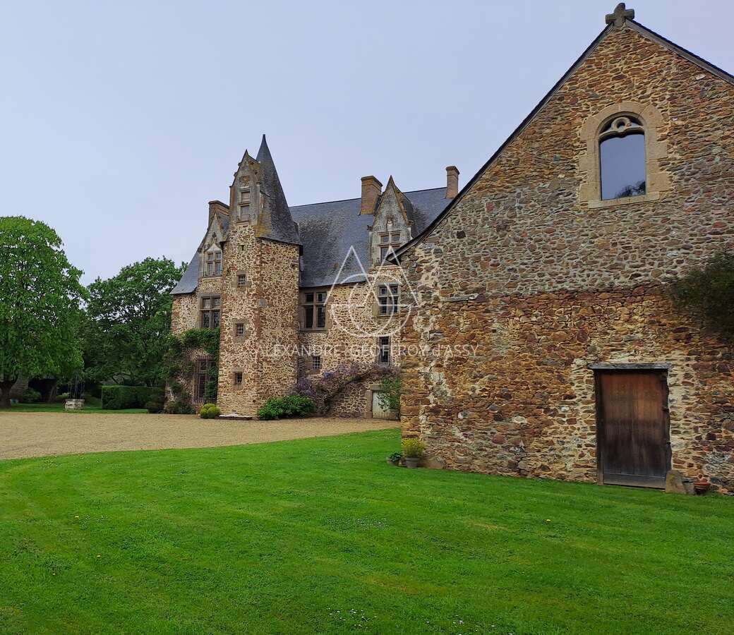 Manoir du XVI eme ISMH dans l'est de la Mayenne