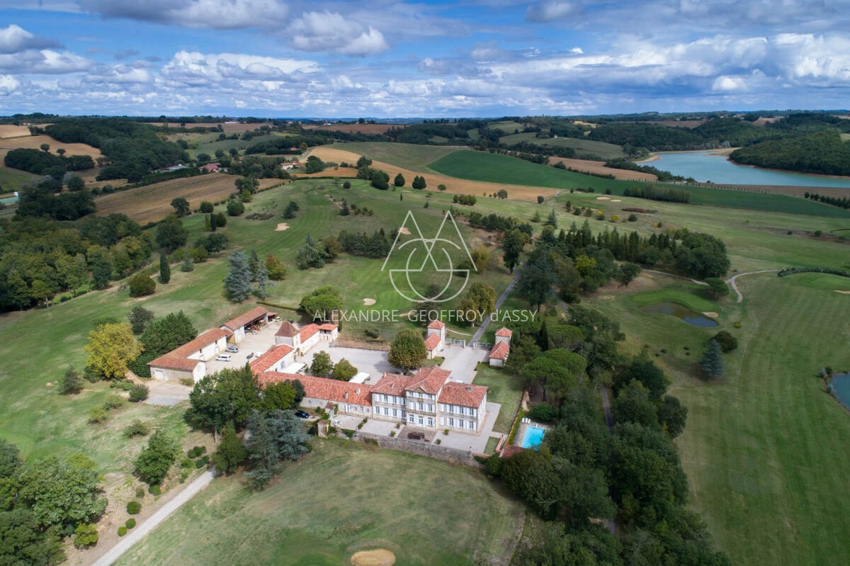 CHATEAU XVIII sur 70 ha, VUE PANORAMIQUE PYRÉNÉES
