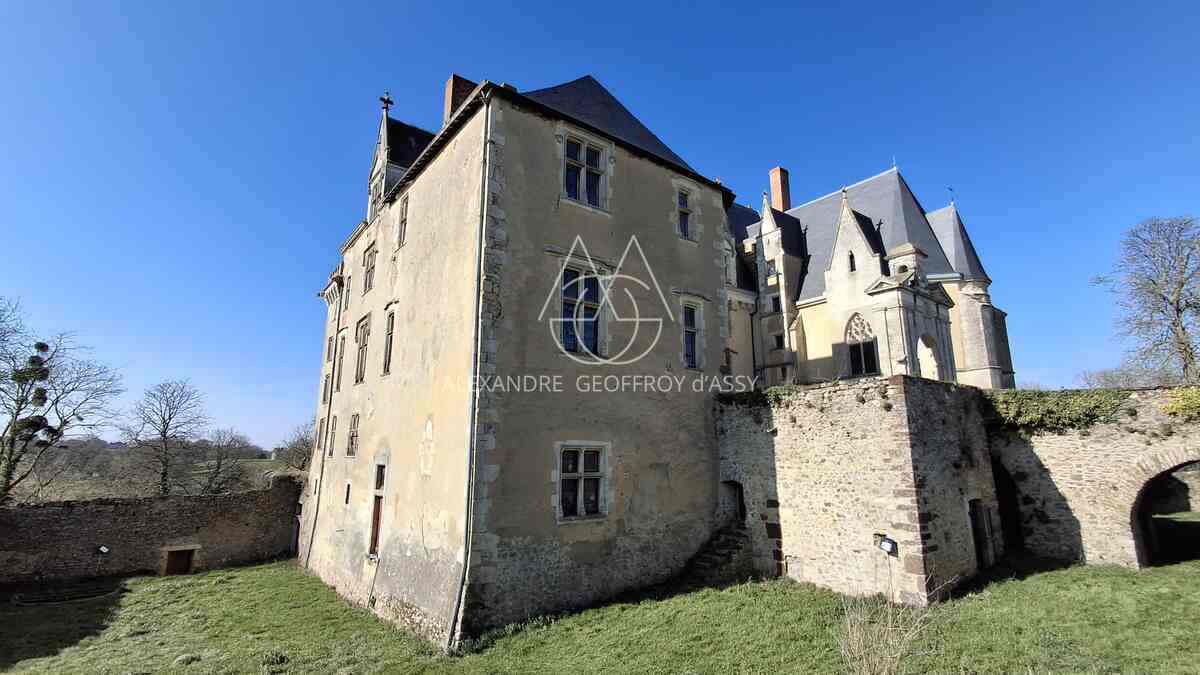Magnifique château dans le ciel du XV eme dans la Sarthe. (ISMH)