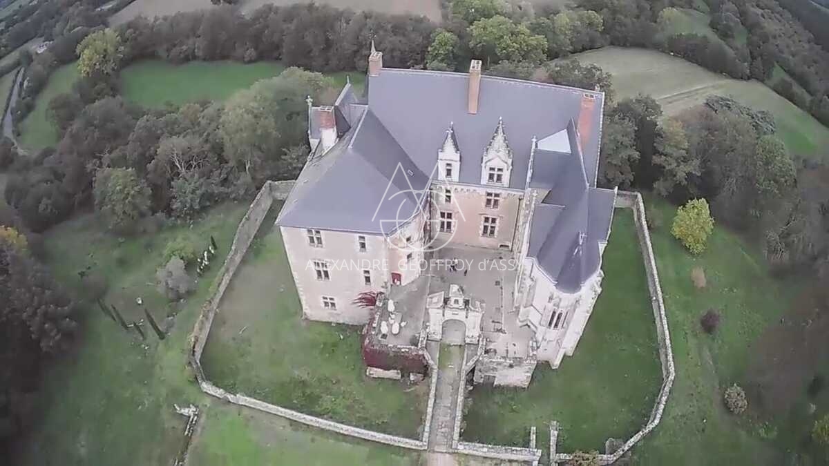 Magnifique château dans le ciel du XV eme dans la Sarthe. (ISMH)