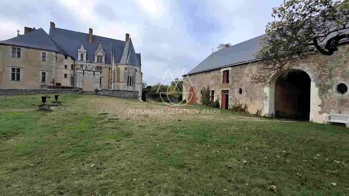 Magnifique château dans le ciel du XV eme dans la Sarthe. (ISMH)