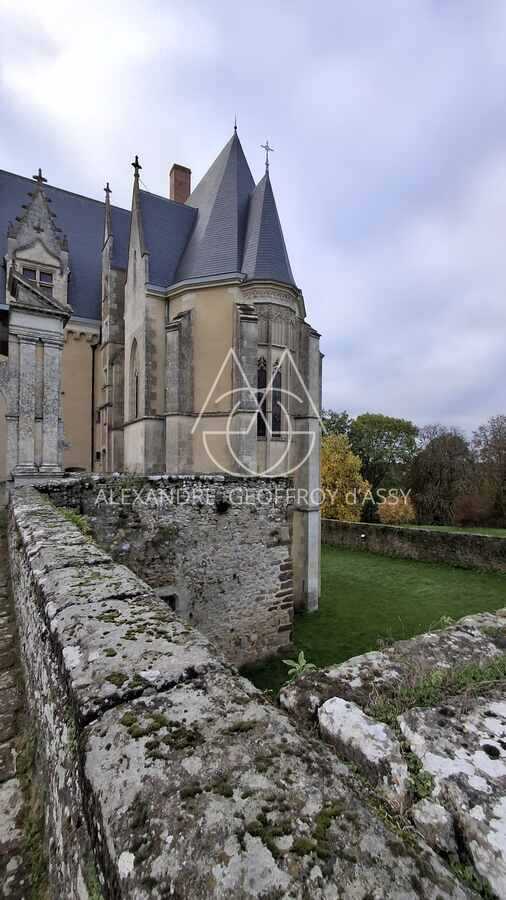 Magnifique château dans le ciel du XV eme dans la Sarthe. (ISMH)