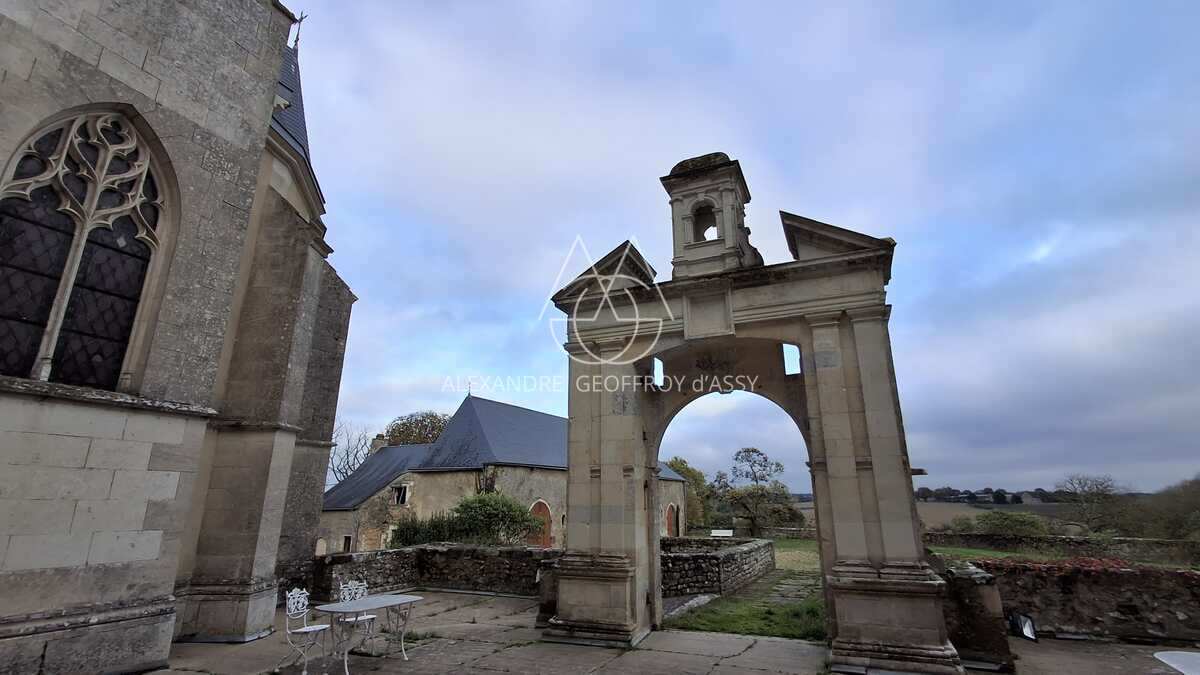 Magnifique château dans le ciel du XV eme dans la Sarthe. (ISMH)