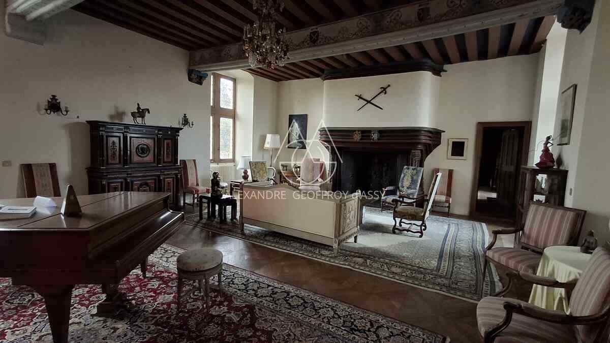 Magnifique château dans le ciel du XV eme dans la Sarthe. (ISMH)
