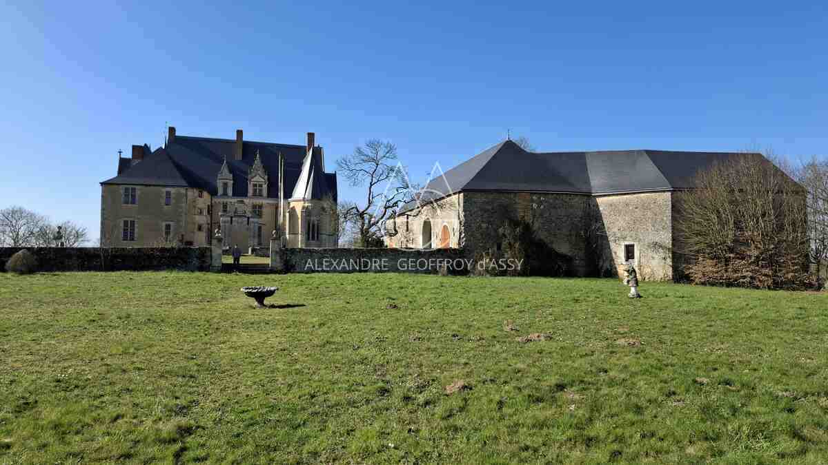 Magnifique château dans le ciel du XV eme dans la Sarthe. (ISMH)