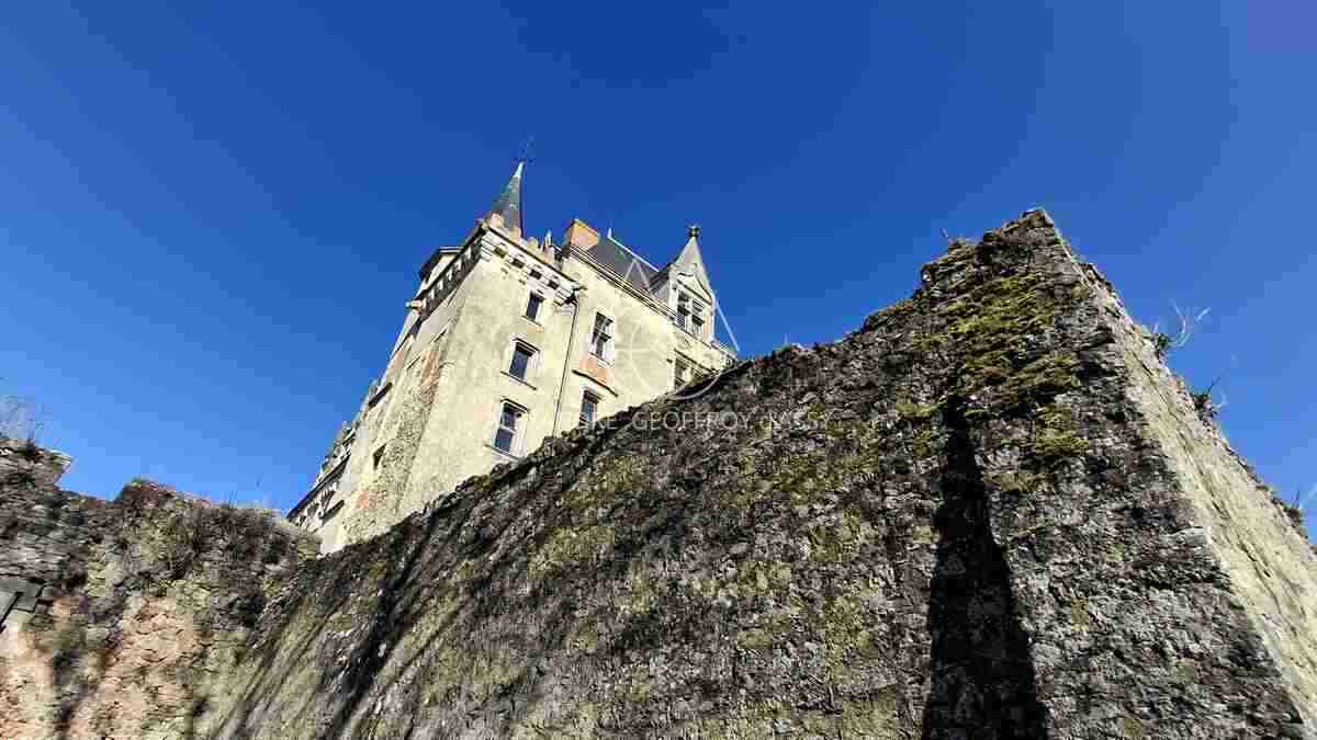 Magnifique château dans le ciel du XV eme dans la Sarthe. (ISMH)