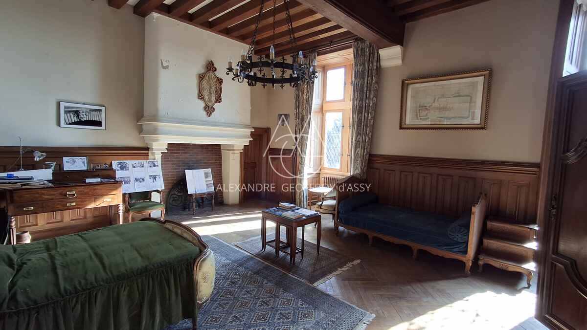 Magnifique château dans le ciel du XV eme dans la Sarthe. (ISMH)