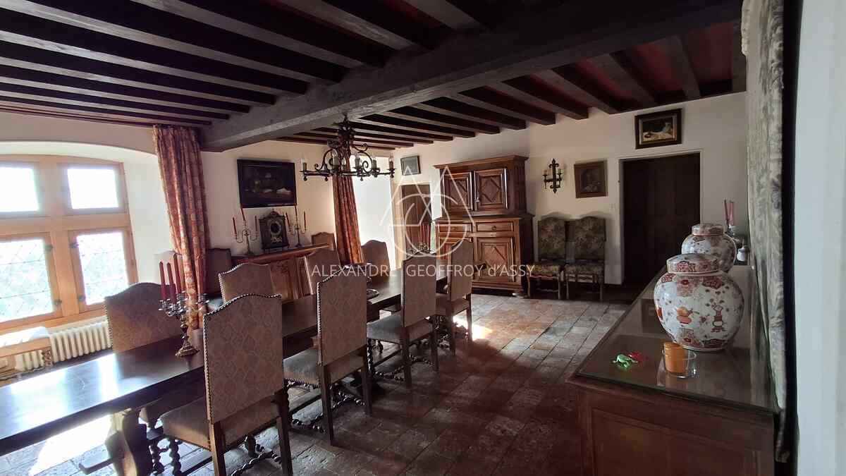 Magnifique château dans le ciel du XV eme dans la Sarthe. (ISMH)