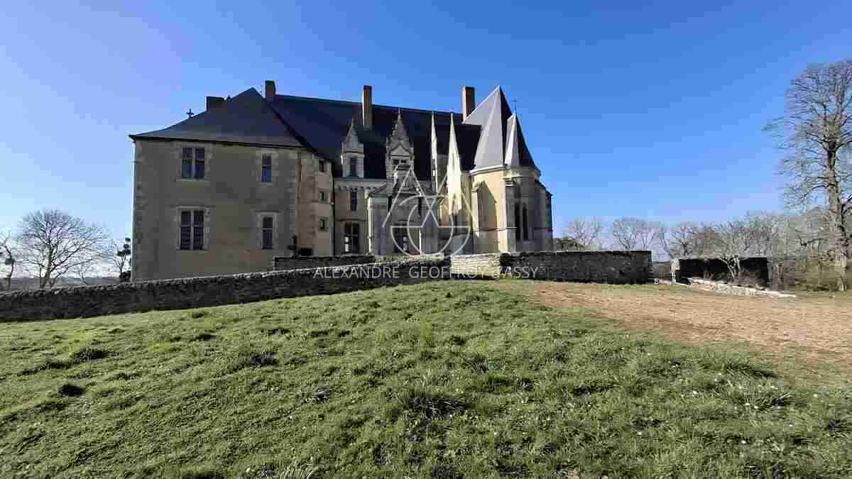 Magnifique château dans le ciel du XV eme dans la Sarthe. (ISMH)