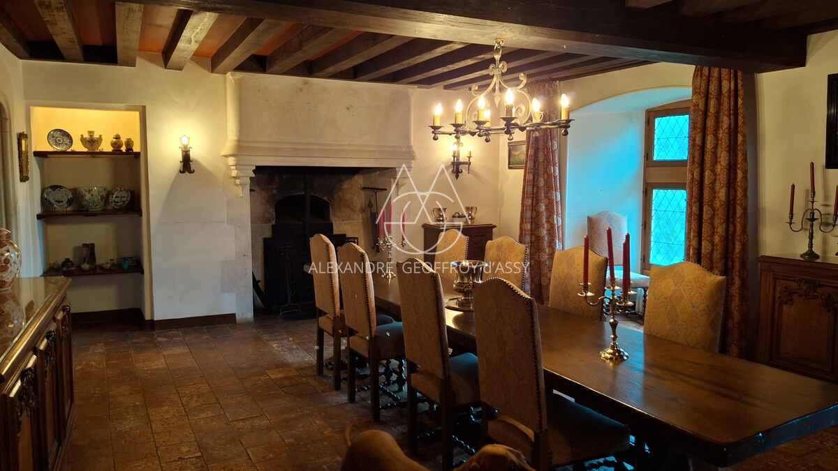 Magnifique château dans le ciel du XV eme dans la Sarthe. (ISMH)