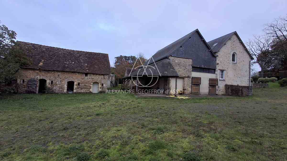 Magnifique château dans le ciel du XV eme dans la Sarthe. (ISMH)