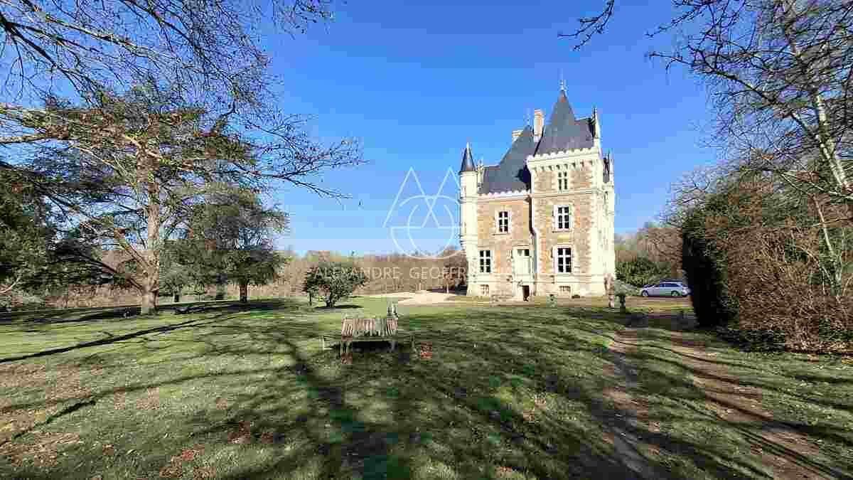 Beau château  XIX eme à vendre en Haut-Anjou.