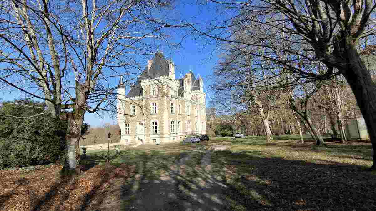 Beau château  XIX eme à vendre en Haut-Anjou.
