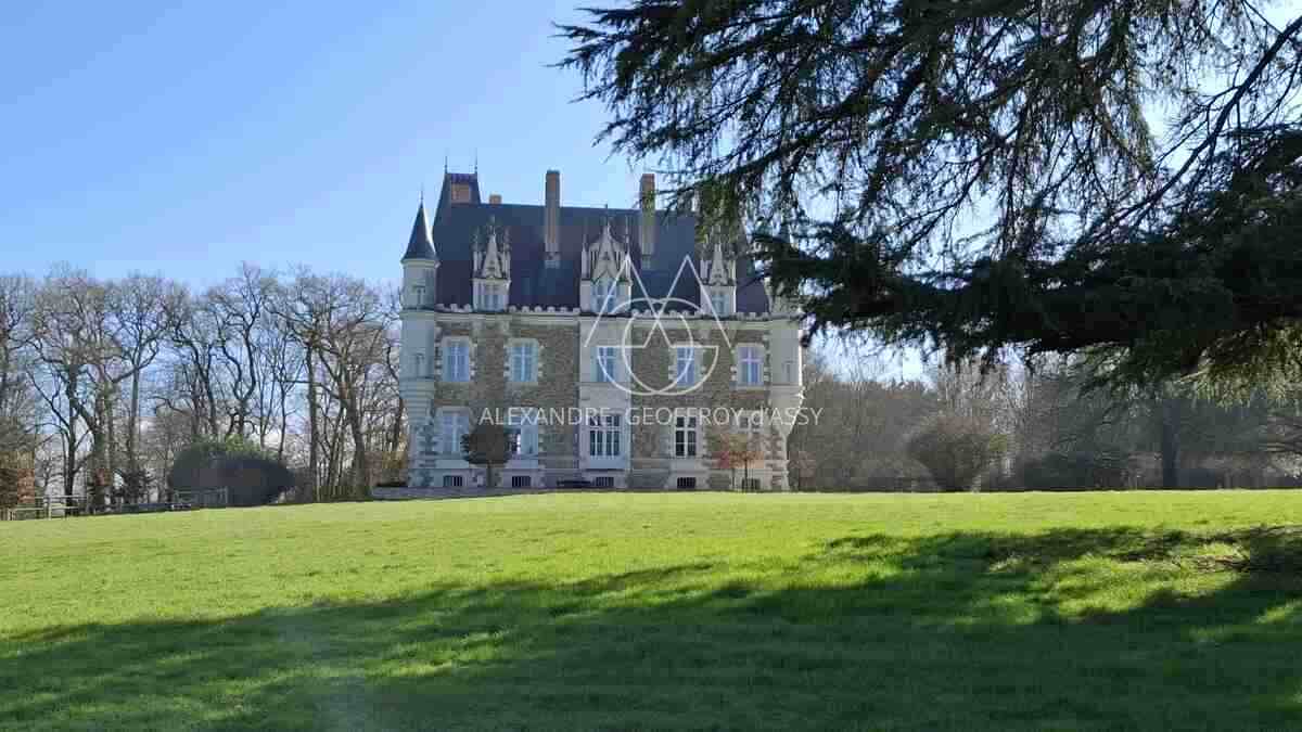 Beau château  XIX eme à vendre en Haut-Anjou.