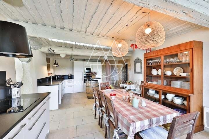 Grande ferme provençale d'exception à vendre dans le Vaucluse, entièrement restaurée.